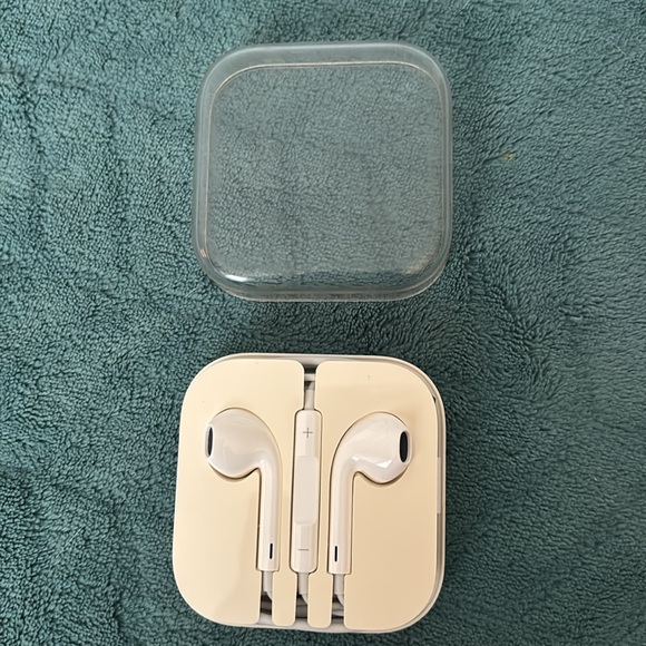 Apple ear pods with 3.5 mm jack for older I phones. In line volume control. - Picture 3 of 7